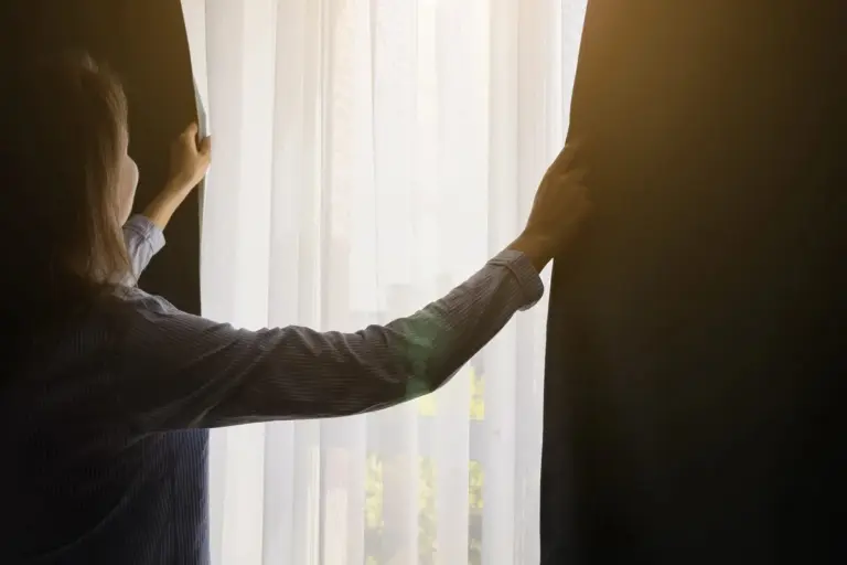 Proč zkušení majitelé domů zatahují závěsy přesně ve 20:00