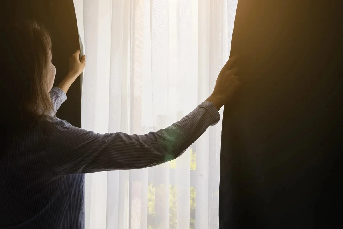 Proč zkušení majitelé domů zatahují závěsy přesně ve 20:00