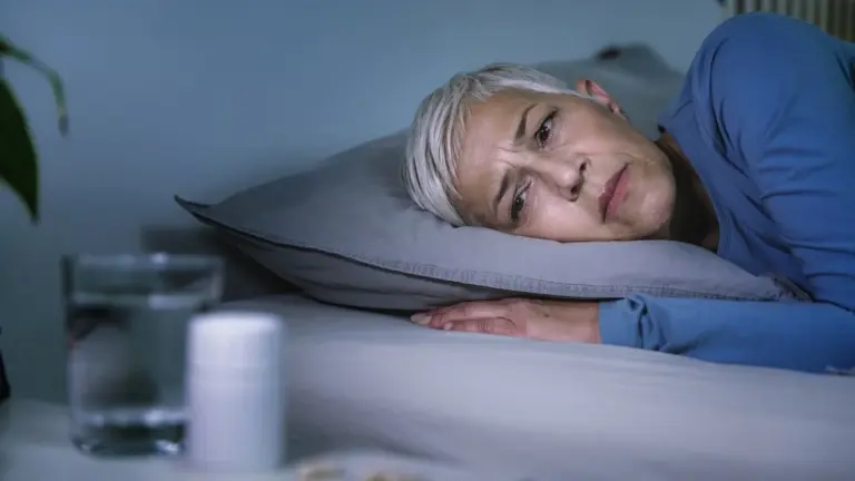 Proč zkušení neurologové vidí v nespavosti varovný signál pro mozek