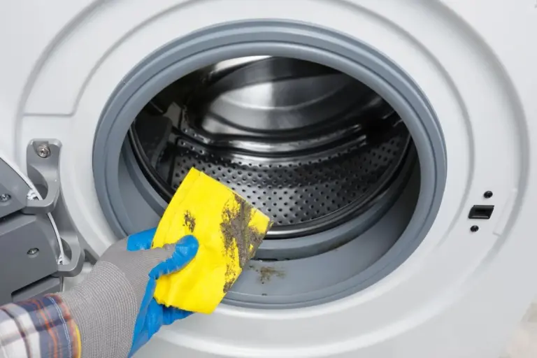 Proč zkušení opraváři nechávají dvířka pračky vždy pootevřená