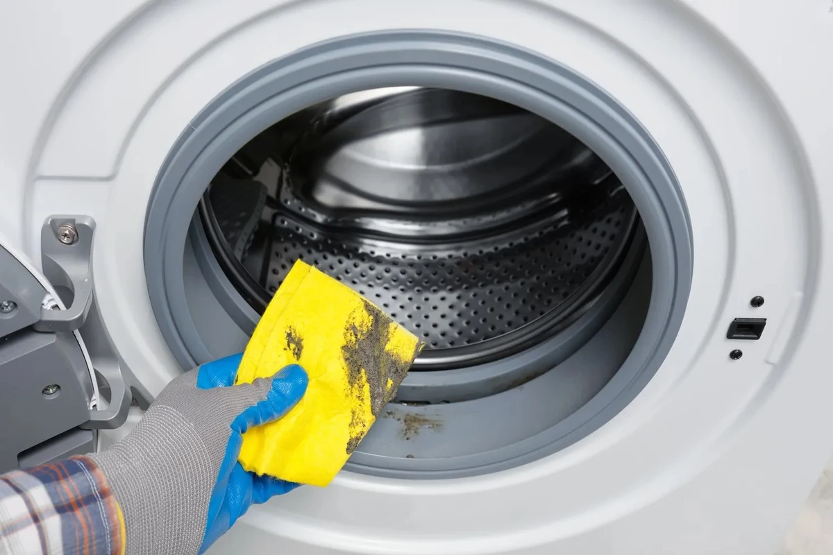 Proč zkušení opraváři nechávají dvířka pračky vždy pootevřená