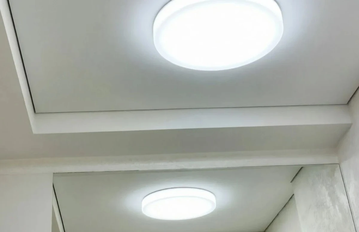 Proč zkušení profesionálové přidávají lžíci čpavku do vody při mytí stropu