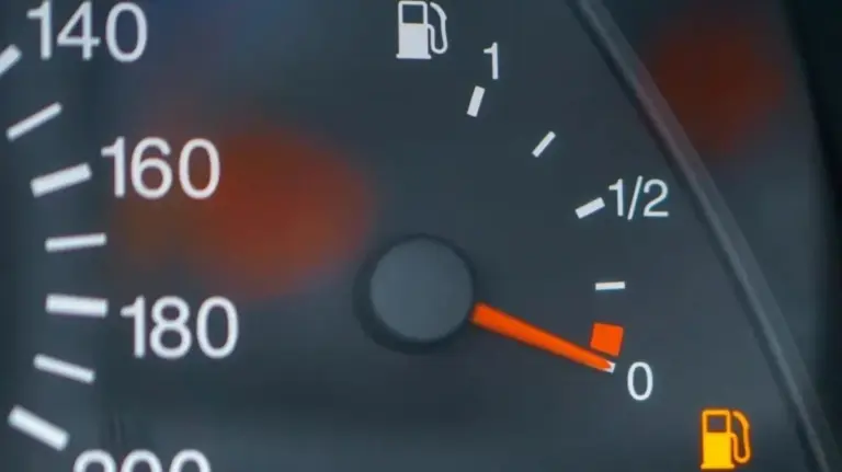 Proč zkušení řidiči tankují hned, jakmile se rozsvítí kontrolka paliva