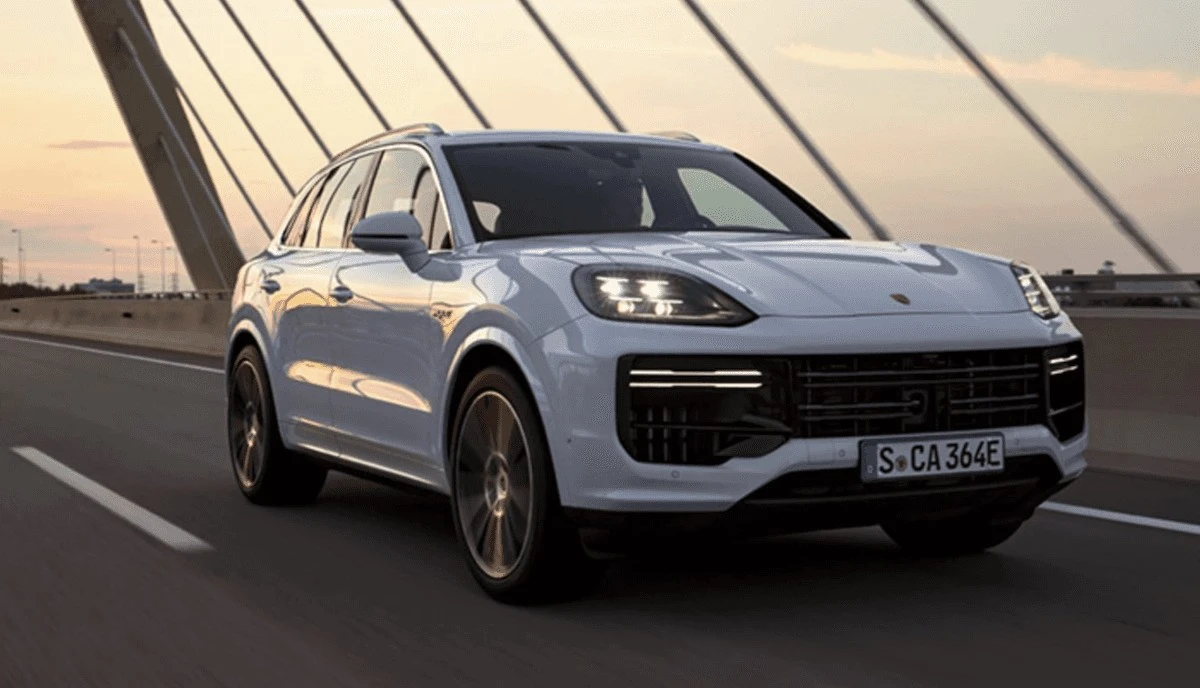 Proč zkušení řidiči u nového Porsche Cayenne S Electric sledují parametr 800 voltů - image 1