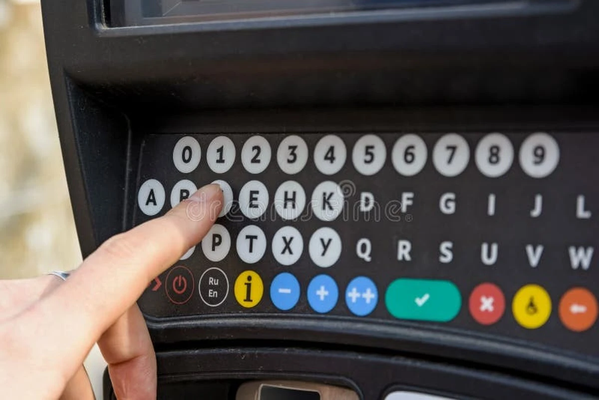 Proč zkušení řidiči hledají na parkomatech nenápadné tlačítko pro bezplatné stání - image 1