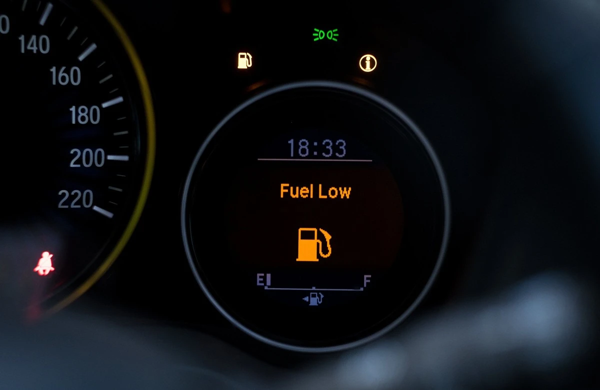 Proč zkušení řidiči tankují hned, jakmile se rozsvítí kontrolka paliva - image 1