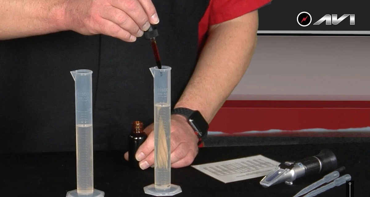 Proč zkušení řidiči kapou benzín na list papíru - image 1