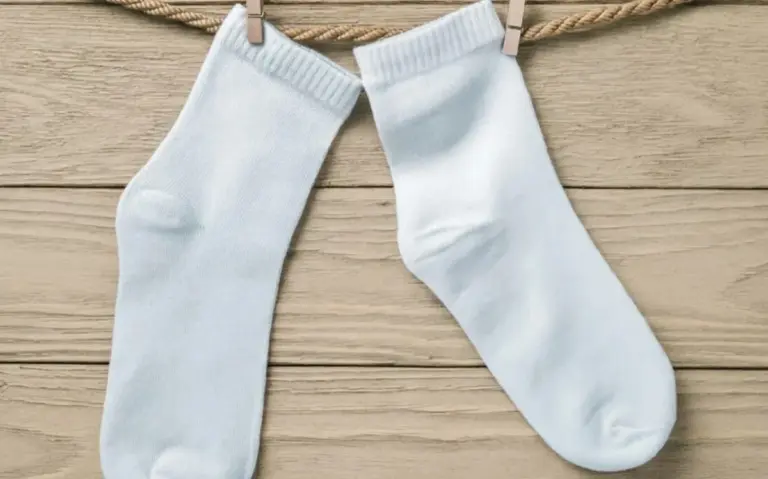 Proč zkušení rodiče přidávají při praní bílých ponožek do vody obyčejný citron