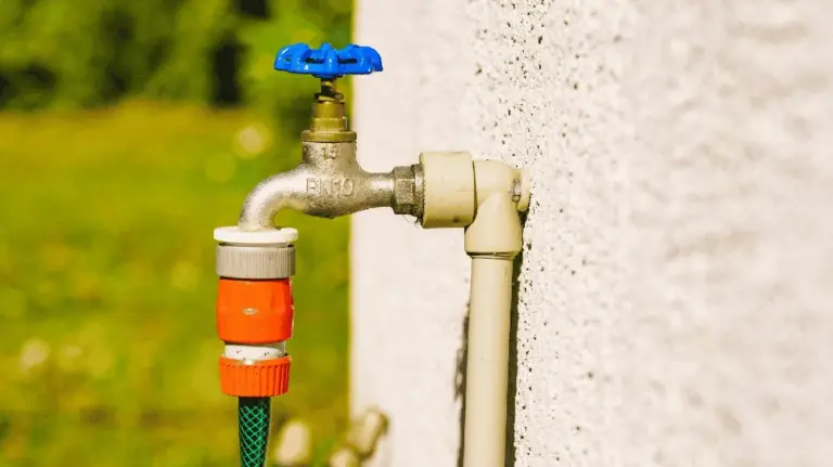 Proč zkušení zahradníci věší koupelnový košík na venkovní kohoutek