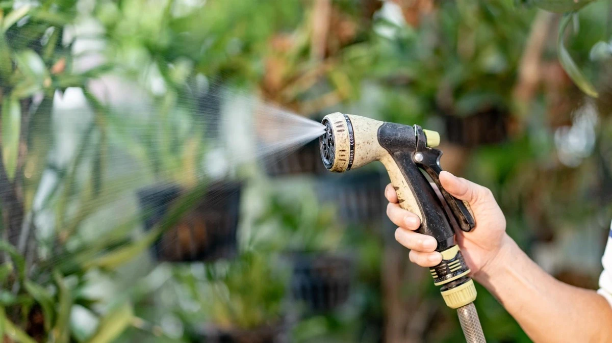 Proč zkušení zahrádkáři nasazují na hadici mosaznou trysku místo vapky