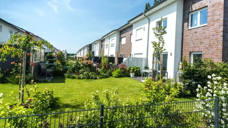 Proč zkušení zahrádkáři sází trvalky doprostřed úzkého trávníku