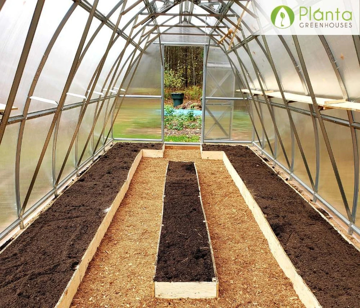 Proč zkušení zahradníci dávají v březnu na záhony černou fólii - image 1