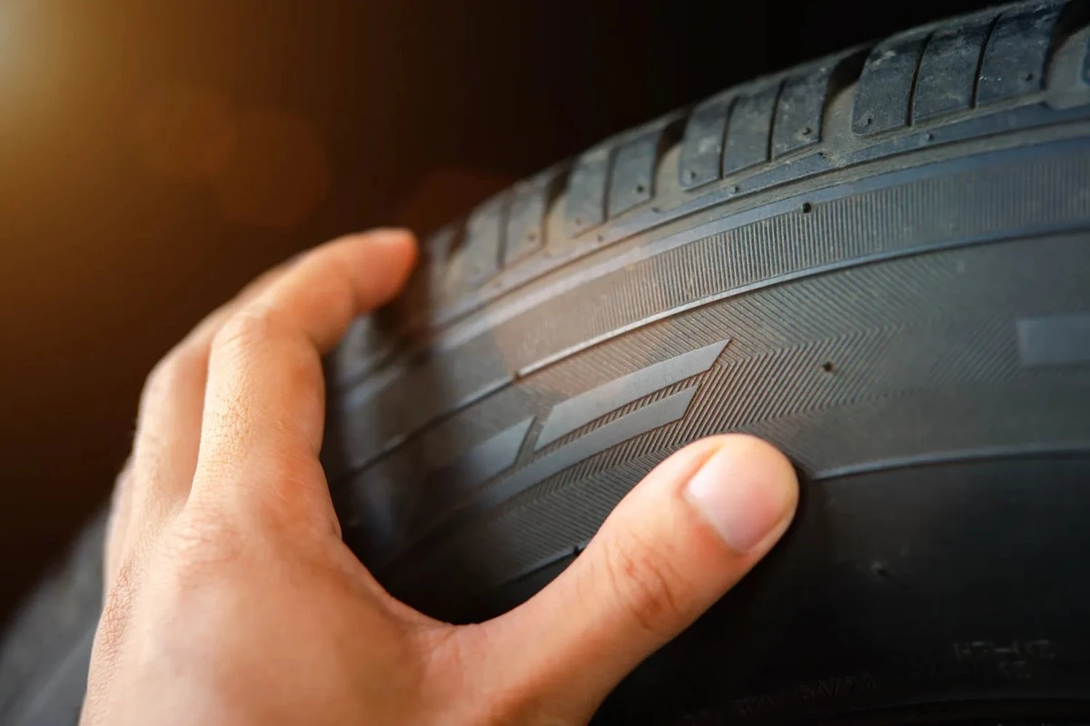 Výměna zimních pneumatik: Proč je pravidlo 7 stupňů klíčové a jak je nezničit špatným skladováním