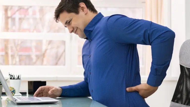 Proč ani hodina v posilovně nevymaže škody z osmi hodin u stolu