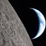 Proč astronauti mise Artemis II spatřili na povrchu Měsíce modravé záblesky