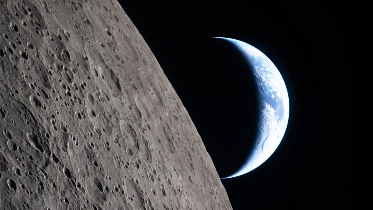 Proč astronauti mise Artemis II spatřili na povrchu Měsíce modravé záblesky