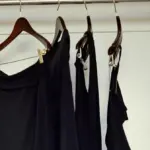 Proč černé oblečení ztrácí barvu: Chyba při sušení, kterou děláme všichni