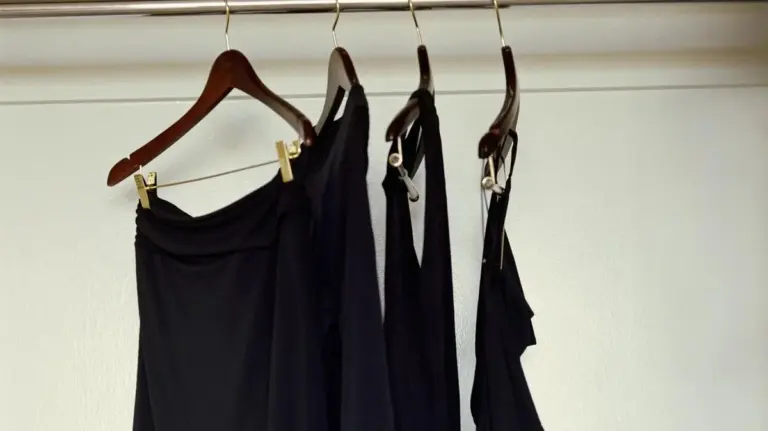 Proč černé oblečení ztrácí barvu: Chyba při sušení, kterou děláme všichni