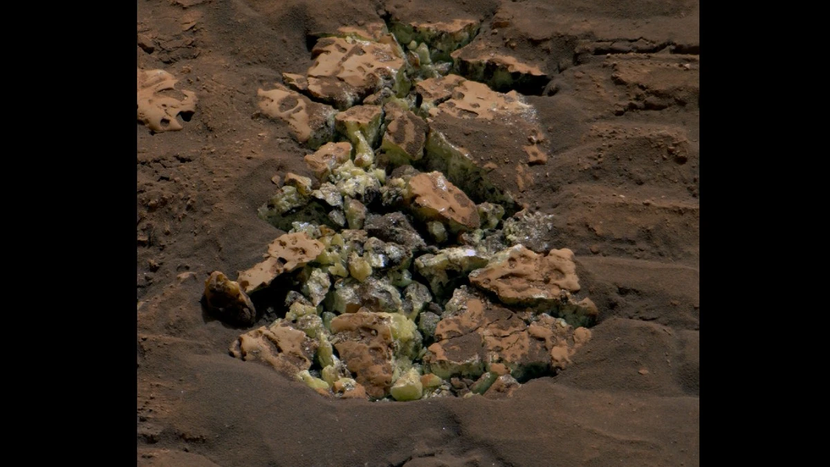 Proč Curiosity na Marsu zkoumá pole připomínající dračí kůži - image 1