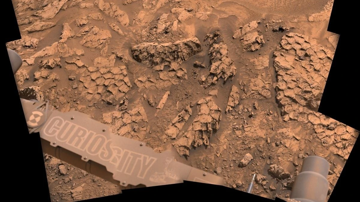 Proč Curiosity na Marsu zkoumá pole připomínající dračí kůži
