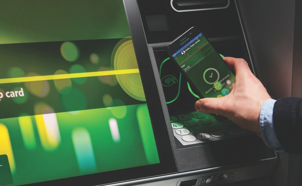 Proč k výběru z bankomatu v Litvě už nepotřebujete kartu, ale bez jedné věci v mobilu neuspějete - image 1