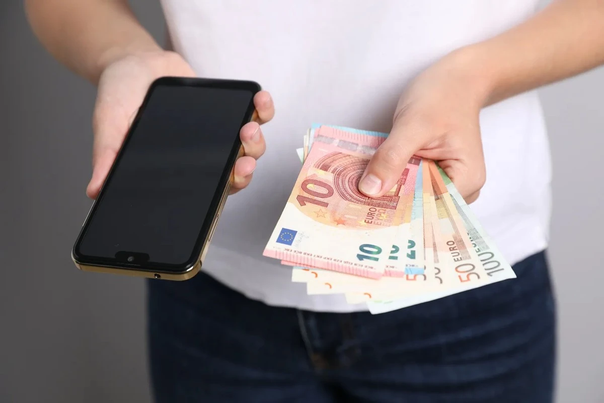 Proč k výběru z bankomatu v Litvě už nepotřebujete kartu, ale bez jedné věci v mobilu neuspějete