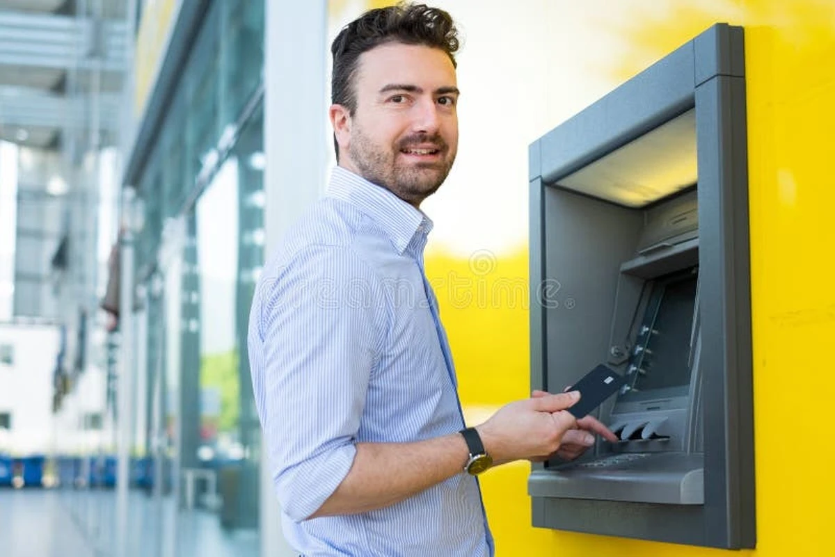 Proč lidé při krizi nebrali útokem regály s jídlem, ale benzínky a bankomaty - image 1