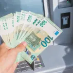 Proč lidé u bankomatů stojí neobvyklé fronty: v oběhu se náhle objevily miliardy