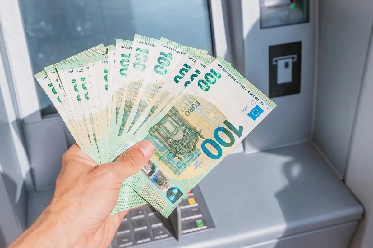 Proč lidé u bankomatů stojí neobvyklé fronty: v oběhu se náhle objevily miliardy