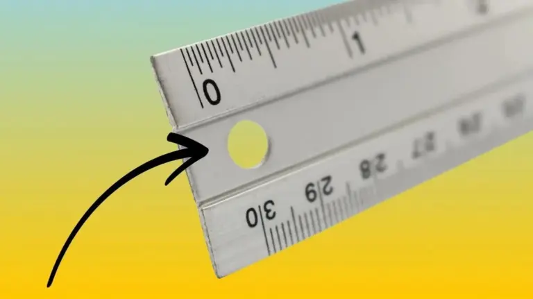 Proč mají pravítka na konci malý otvor