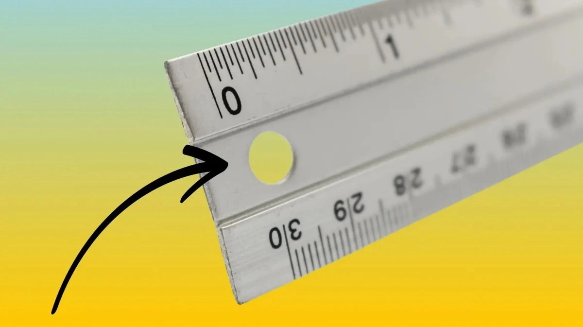 Proč mají pravítka na konci malý otvor
