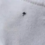 Proč mají vaše trička pořád malé dírky u pasu: Viníkem není pračka