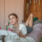 Proč masivní stůl a klidný večer bez mobilu stojí dnes víc než dřív