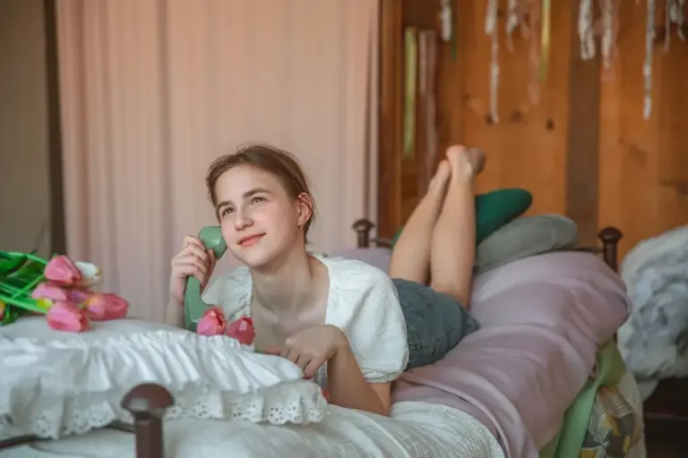 Proč masivní stůl a klidný večer bez mobilu stojí dnes víc než dřív