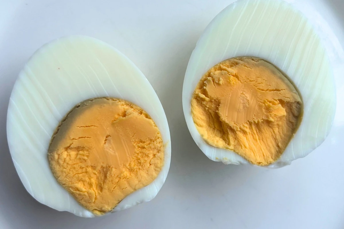 Proč má uvařené vejce kolem žloutku šedý kruh - image 1