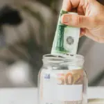 Proč moudré šetření začíná revizí trvalých příkazů, a ne odpíráním kávy