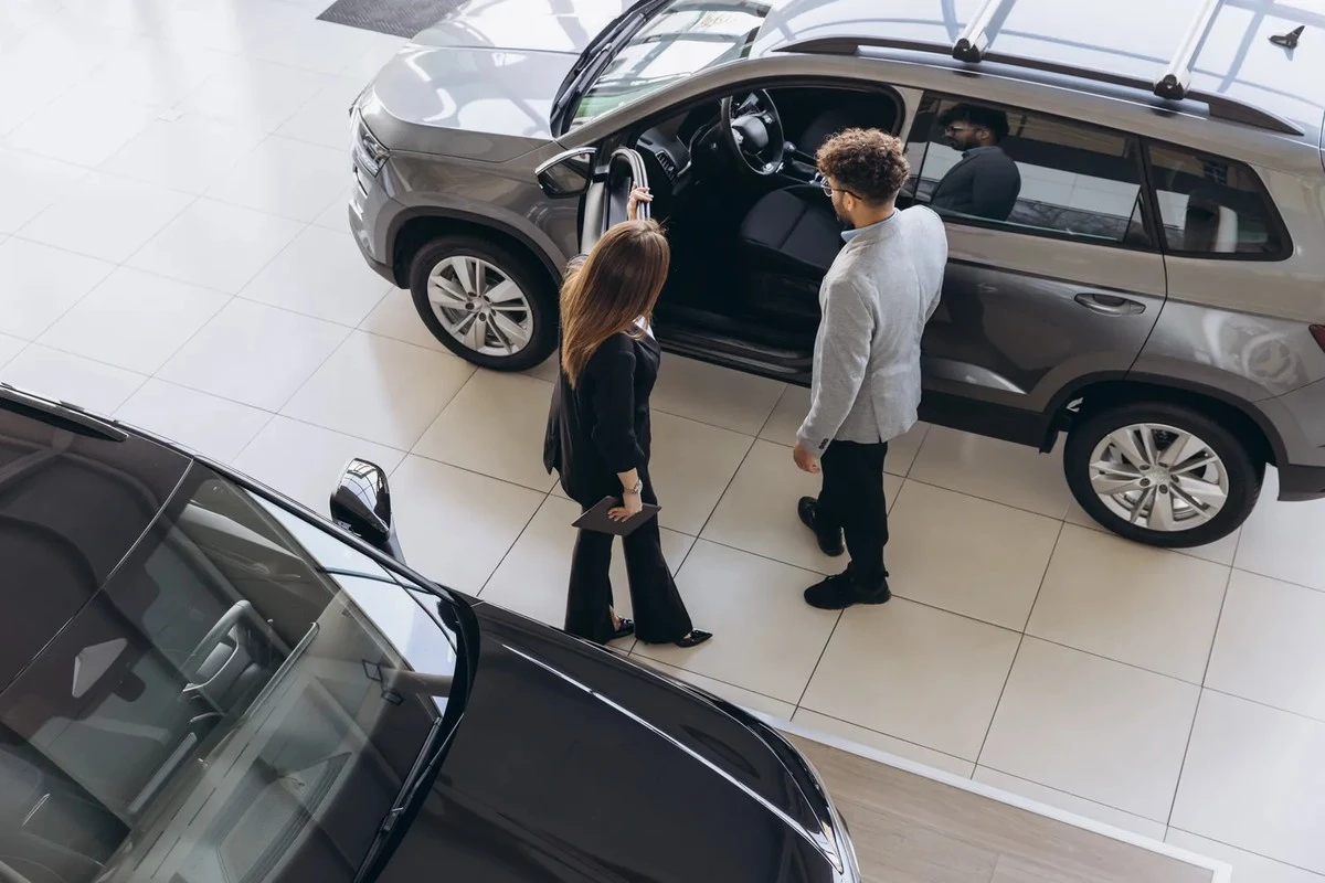 Proč nečinně stojící auto vyjde řidiče na 110 000 korun ročně