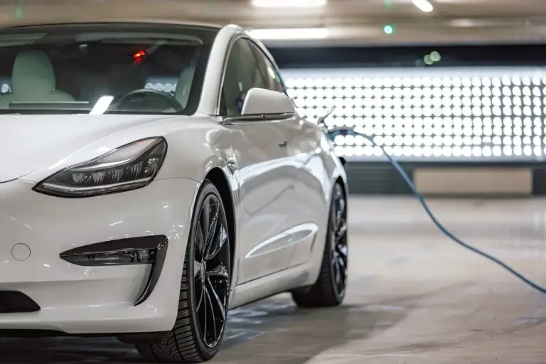 Proč němečtí řidiči začali hromadně měnit benzin za elektrické nabíječky