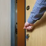 Proč nenechávat klíč v zámku zevnitř: Riziko, které si většina Čechů vůbec neuvědomuje