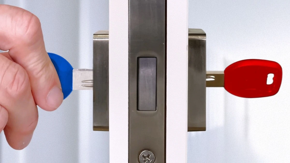 Proč nenechávat klíč v zámku zevnitř: Riziko, které si většina Čechů vůbec neuvědomuje - image 1
