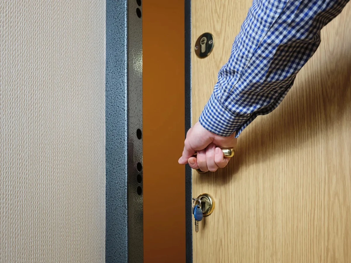Proč nenechávat klíč v zámku zevnitř: Riziko, které si většina Čechů vůbec neuvědomuje