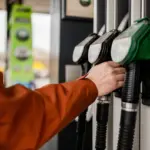 Proč ropa pod 90 dolary neznamená okamžitý pád cen u českých pump