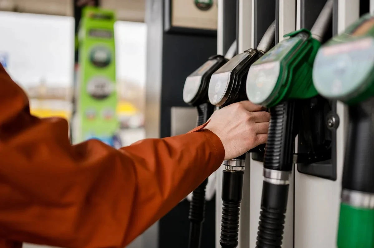 Proč ropa pod 90 dolary neznamená okamžitý pád cen u českých pump