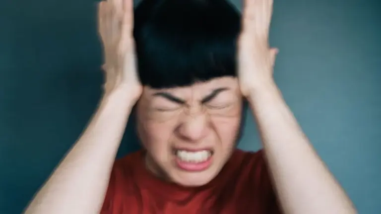 Proč se lidé v noci probouzejí s pocitem, že jim v hlavě vybuchl granát