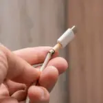 Proč se nabíječky ničí přímo u konektoru: Za všechno může jeden pohyb rukou