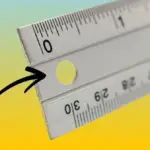 Proč se na konci každého pravítka nachází ta malá dírka