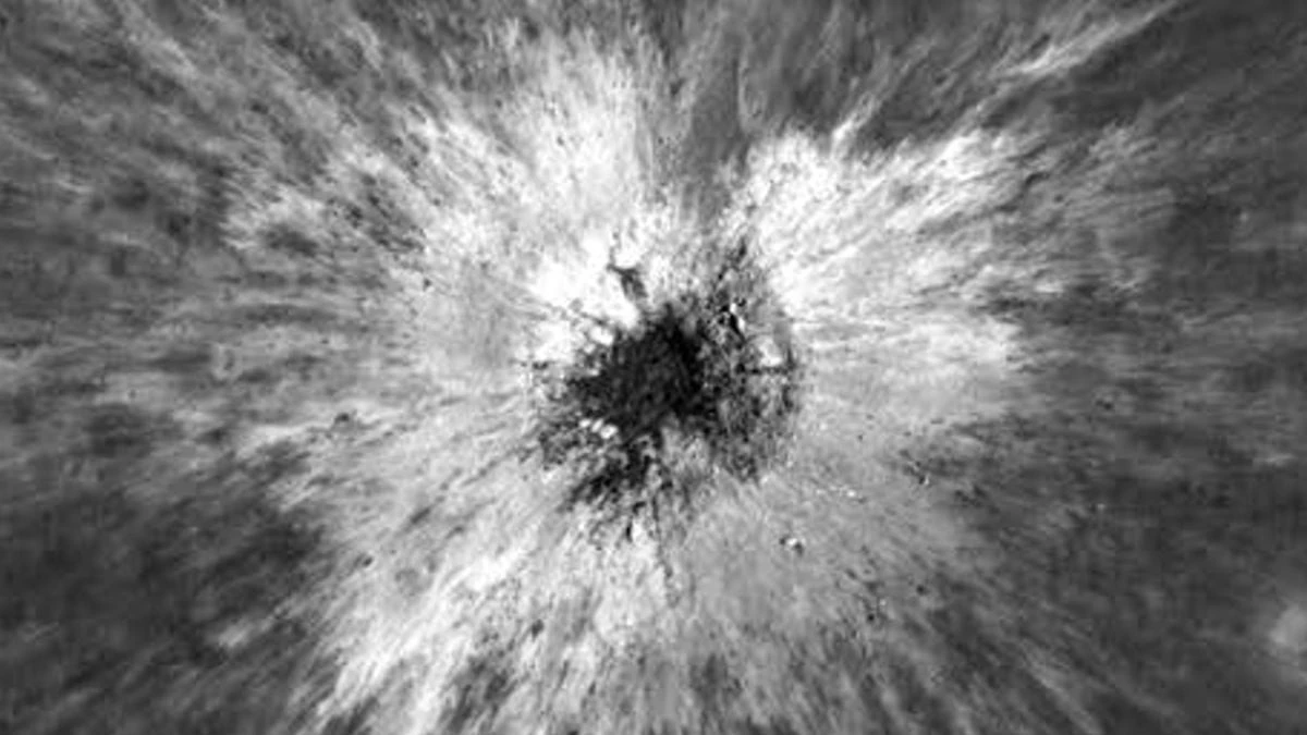 Proč se na Měsíci náhle objevil obří stín: Vědci objevili kráter, který vznikne jednou za století