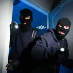 Proč se před vaším prahem objevila mince nebo leták? Triky, kterými si zloději značkují byty