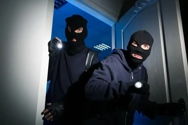 Proč se před vaším prahem objevila mince nebo leták? Triky, kterými si zloději značkují byty