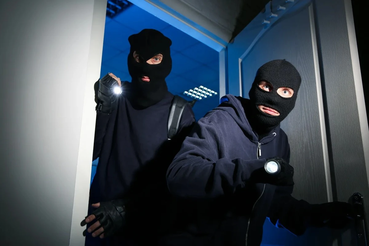 Proč se před vaším prahem objevila mince nebo leták? Triky, kterými si zloději značkují byty